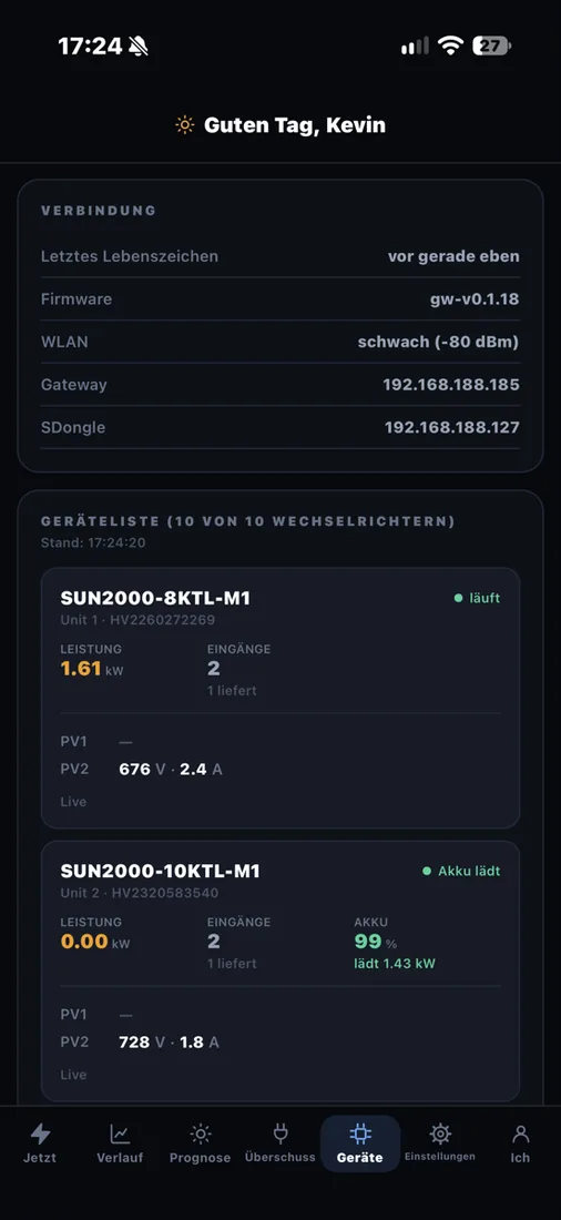 Der Bereich Geräte: Verbindungsdaten mit Firmware-Stand und WLAN-Signal, darunter die Liste der Wechselrichter mit Leistung, Eingängen und Akkustand.